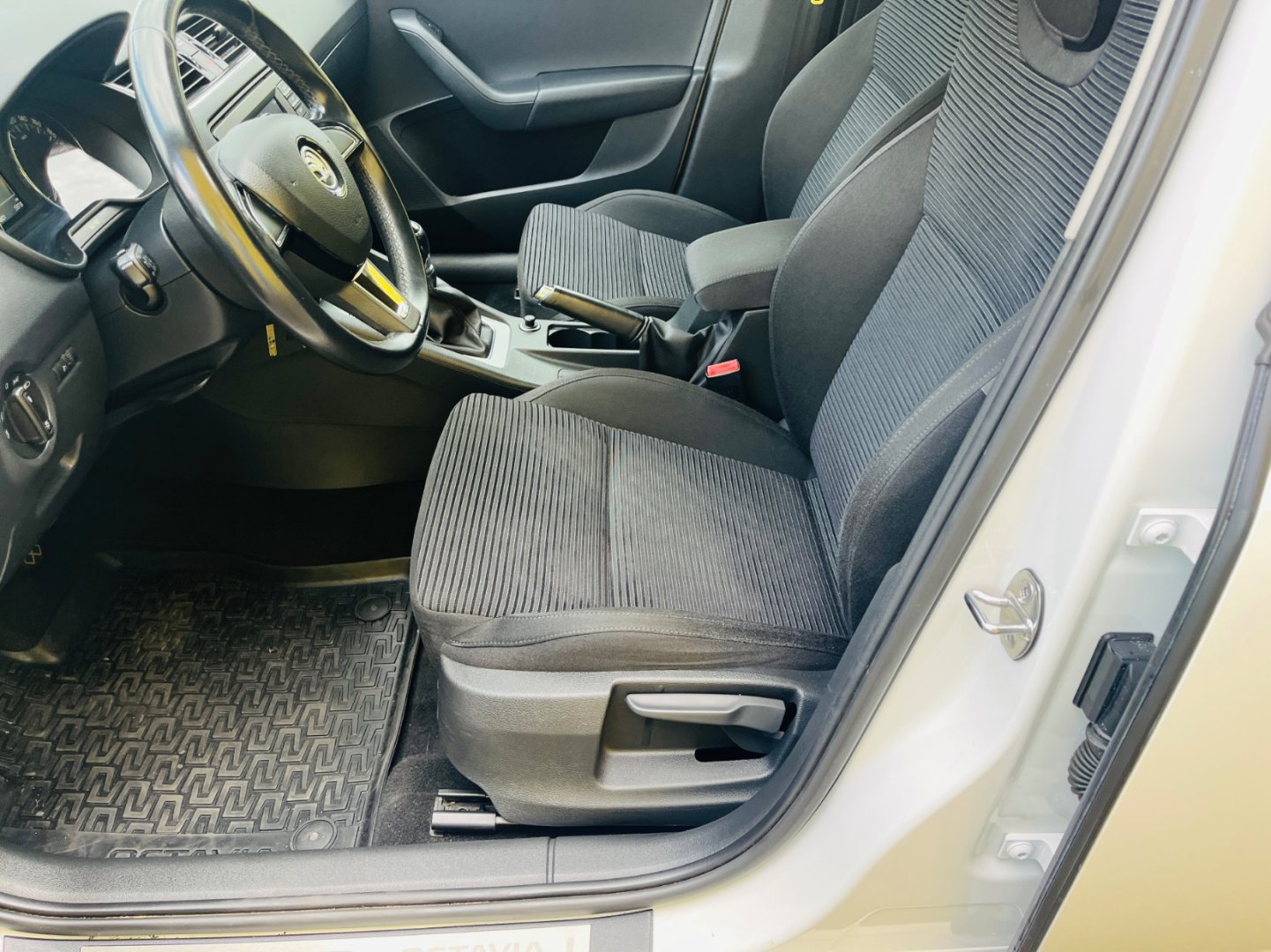 Škoda Octavia 1.2 TSi DIGI KLIMA, VYHŘEV SED