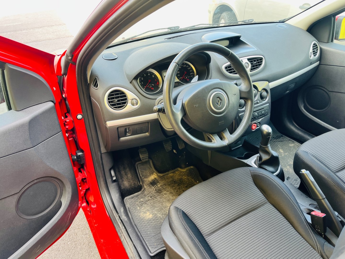 Renault Clio 1.2 i BENZÍN KLIMA ALU KOLA