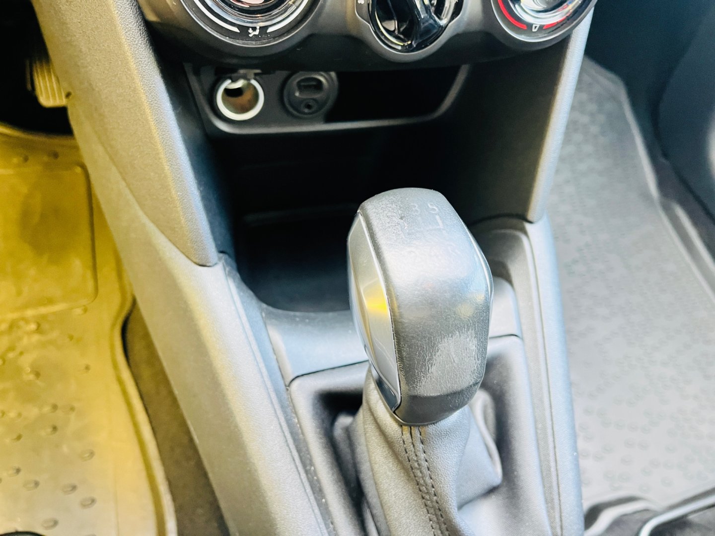 Peugeot 208 1.2 i BENZÍN