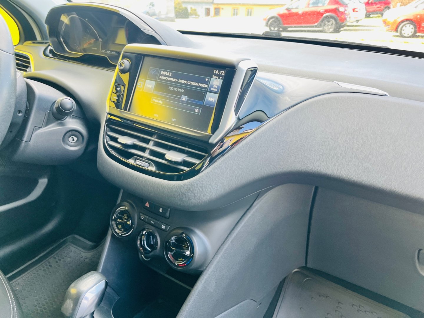 Peugeot 208 1.2 i BENZÍN