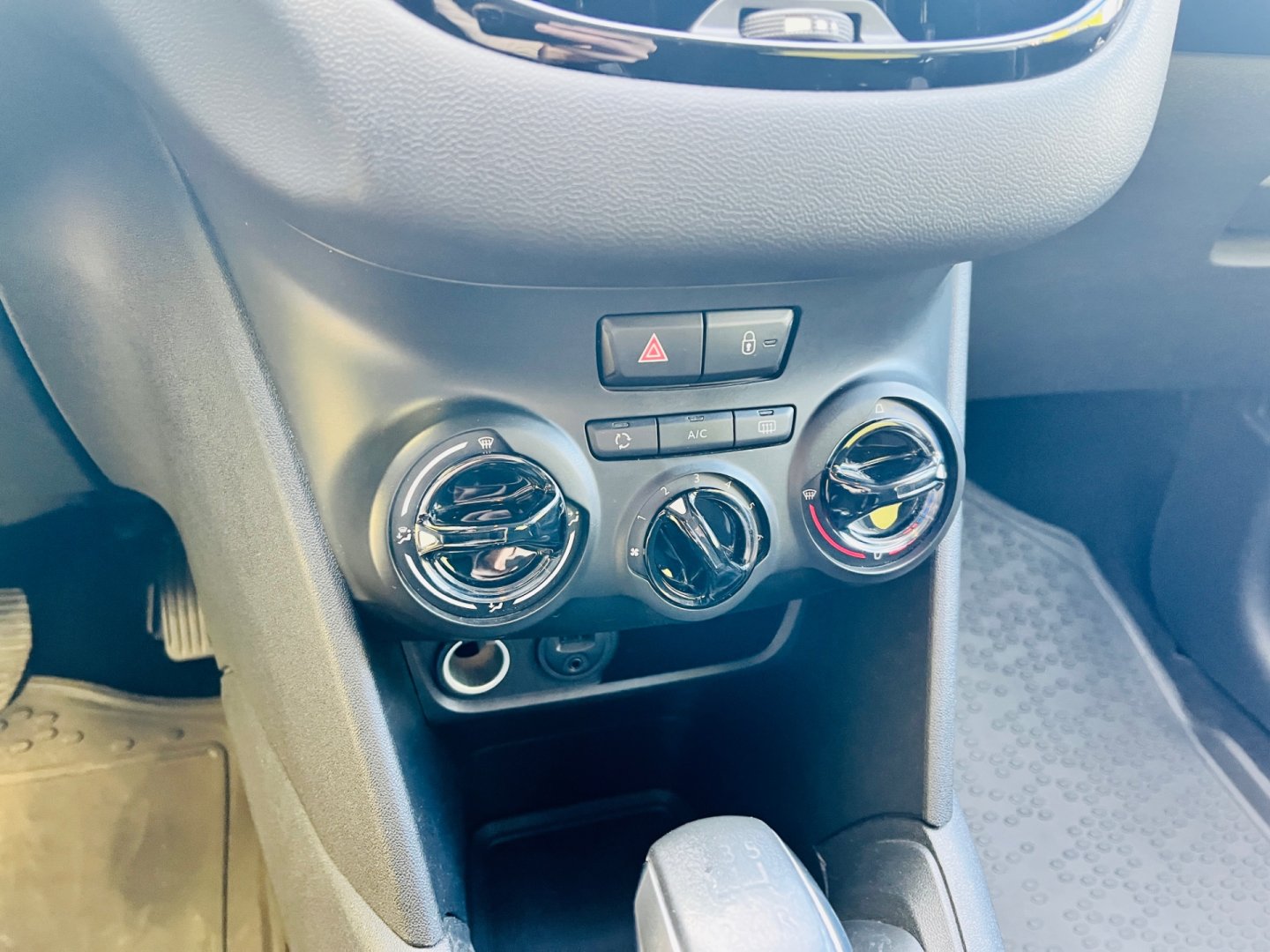 Peugeot 208 1.2 i BENZÍN