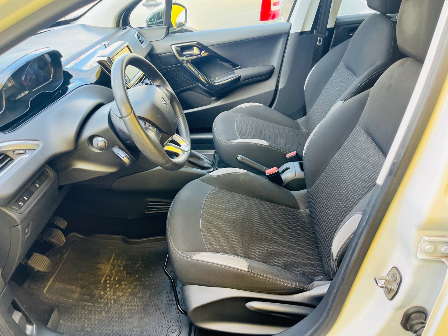 Peugeot 208 1.2 i BENZÍN