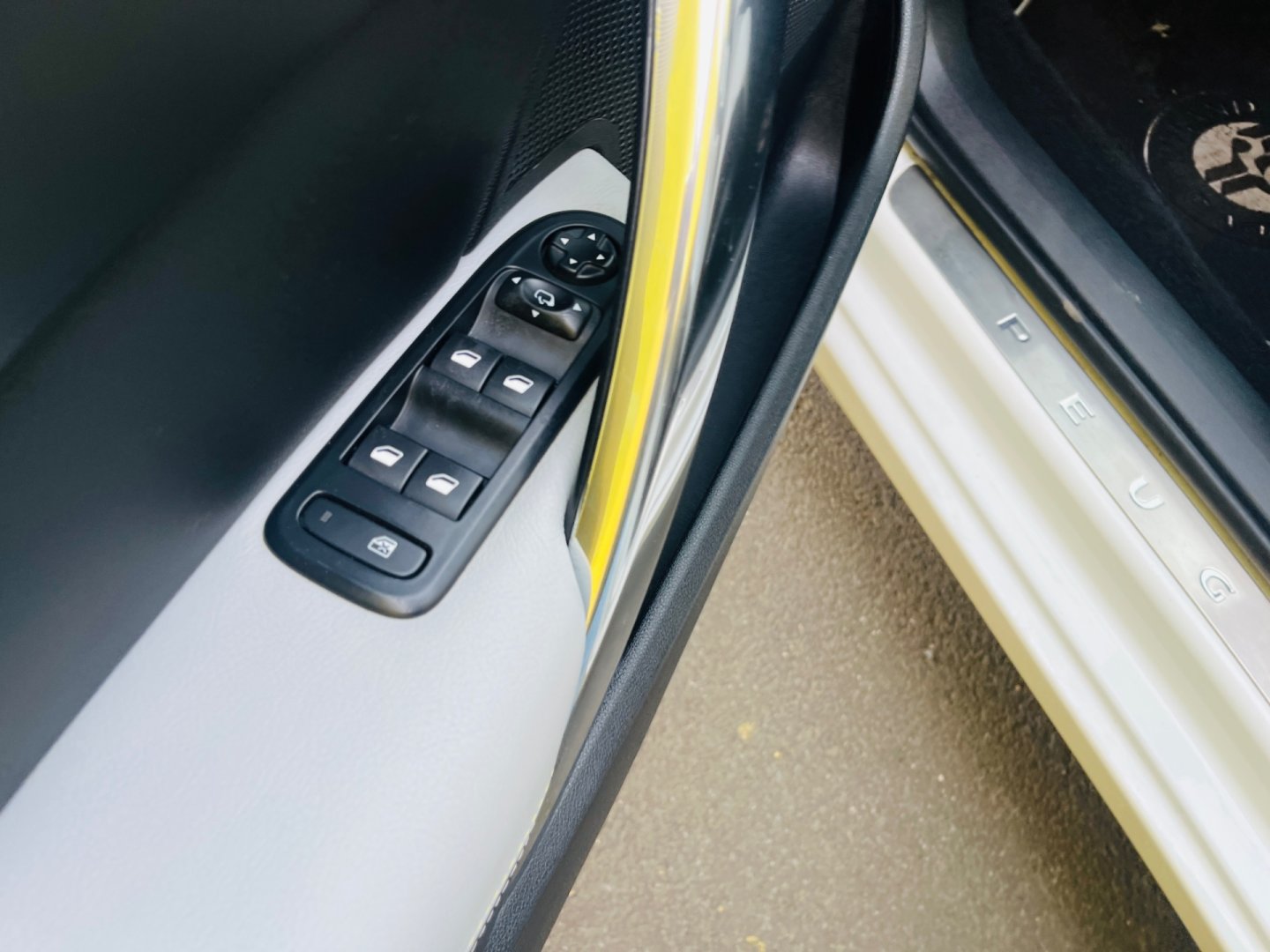 Peugeot 308 1.6 i BENZÍN 115 kW CABRIO
