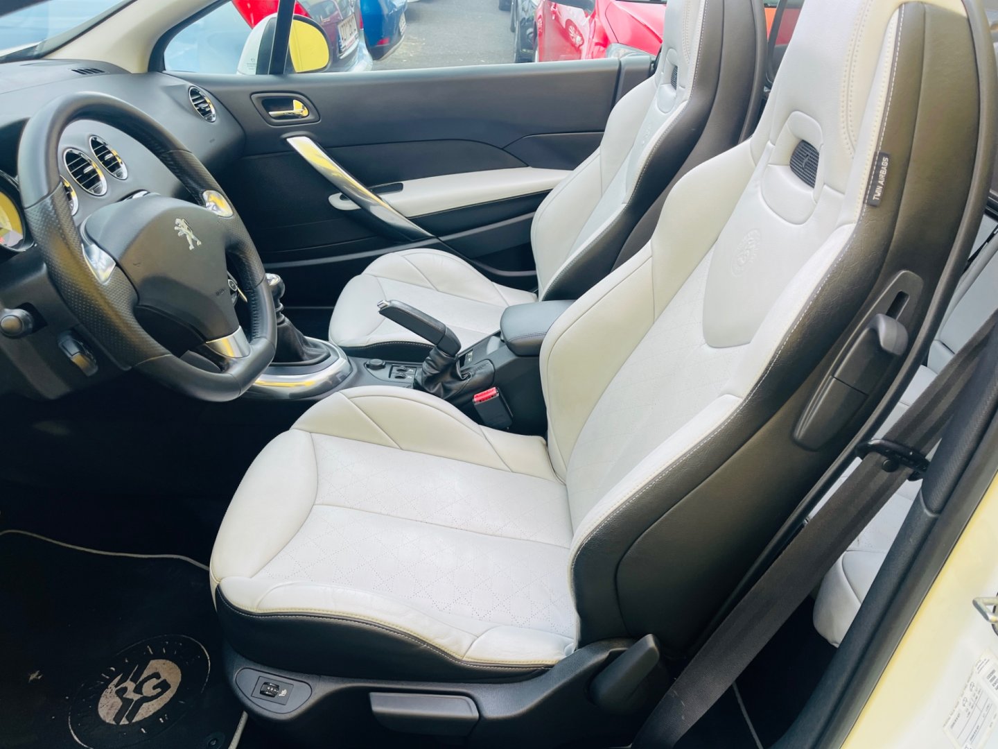 Peugeot 308 1.6 i BENZÍN 115 kW CABRIO