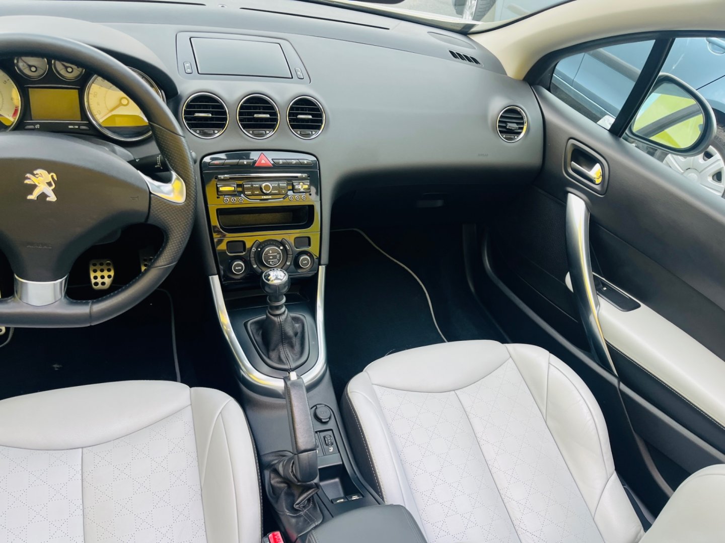 Peugeot 308 1.6 i BENZÍN 115 kW CABRIO