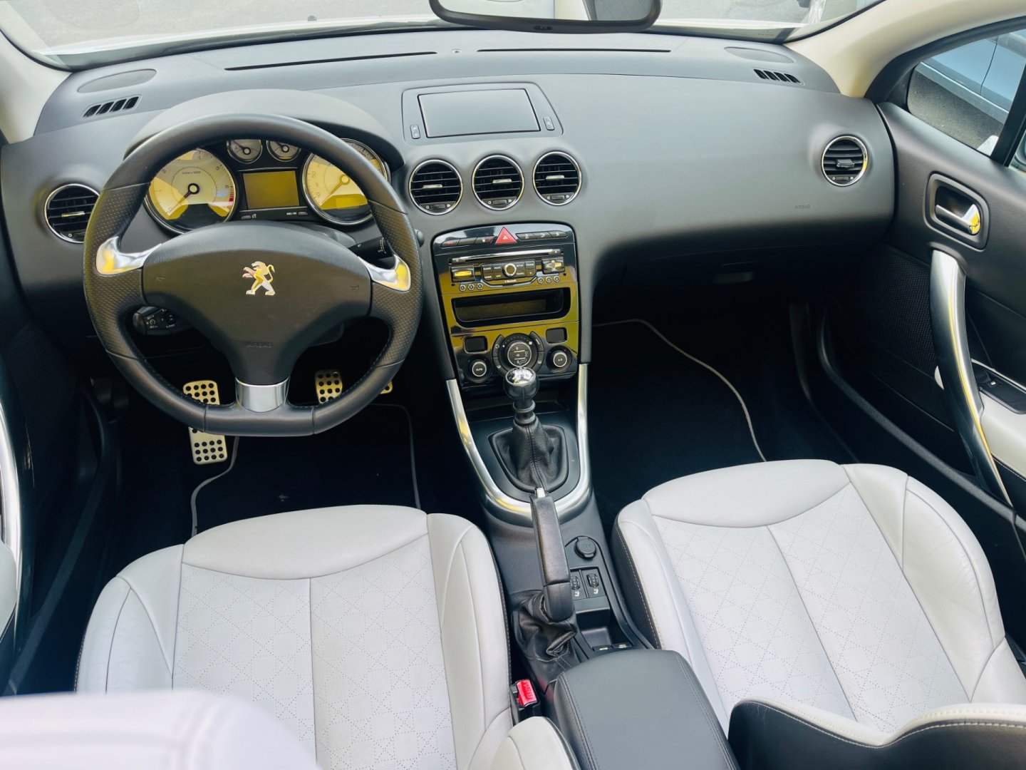 Peugeot 308 1.6 i BENZÍN 115 kW CABRIO