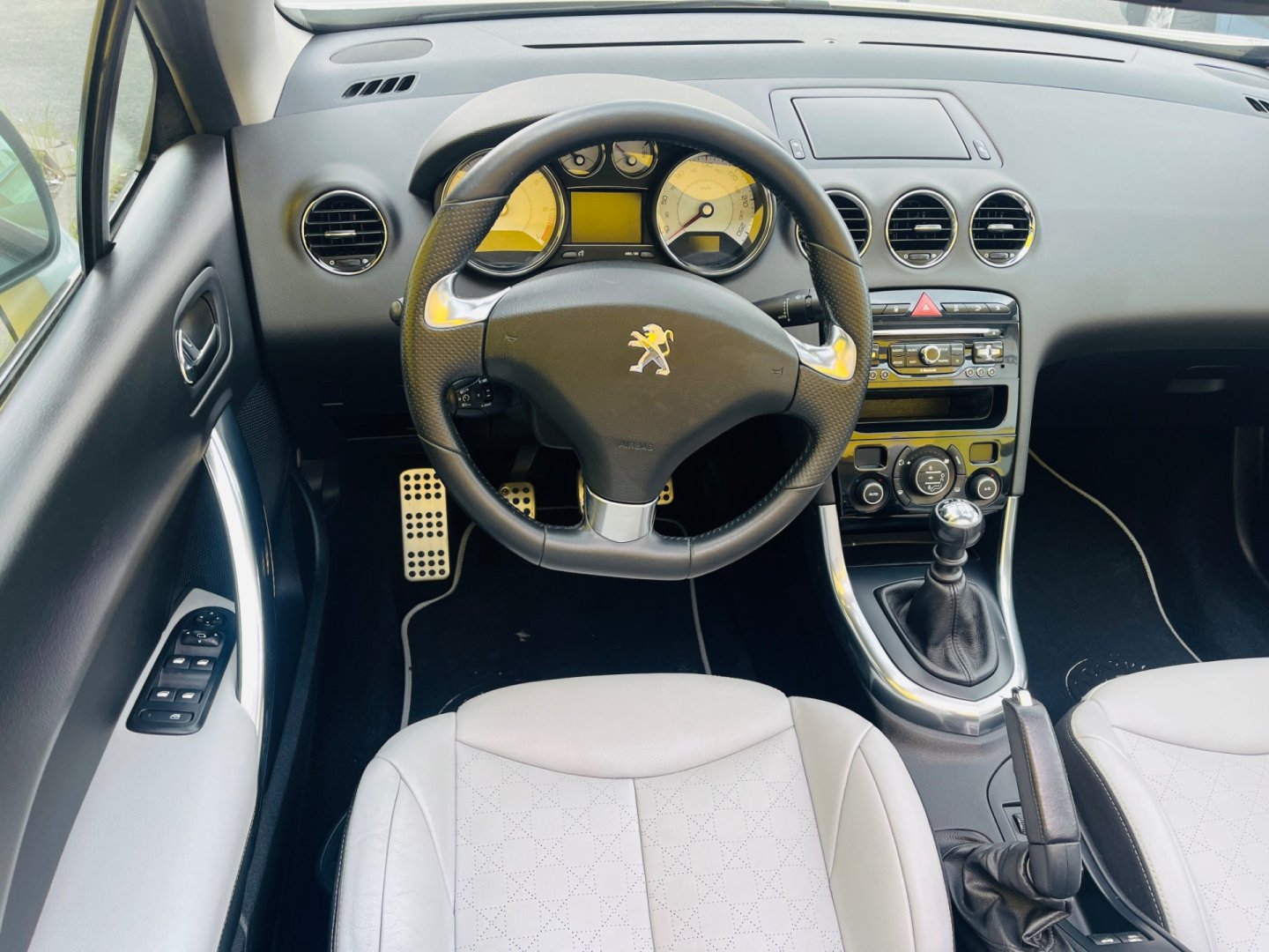 Peugeot 308 1.6 i BENZÍN 115 kW CABRIO