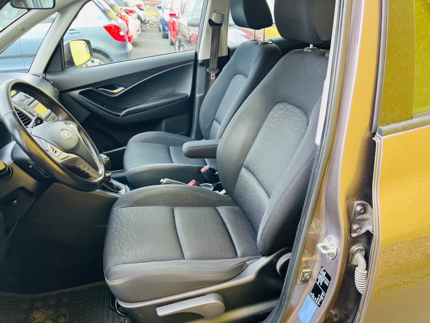 Hyundai ix20 1.6 i BENZÍN 91 kW ALU KOLA