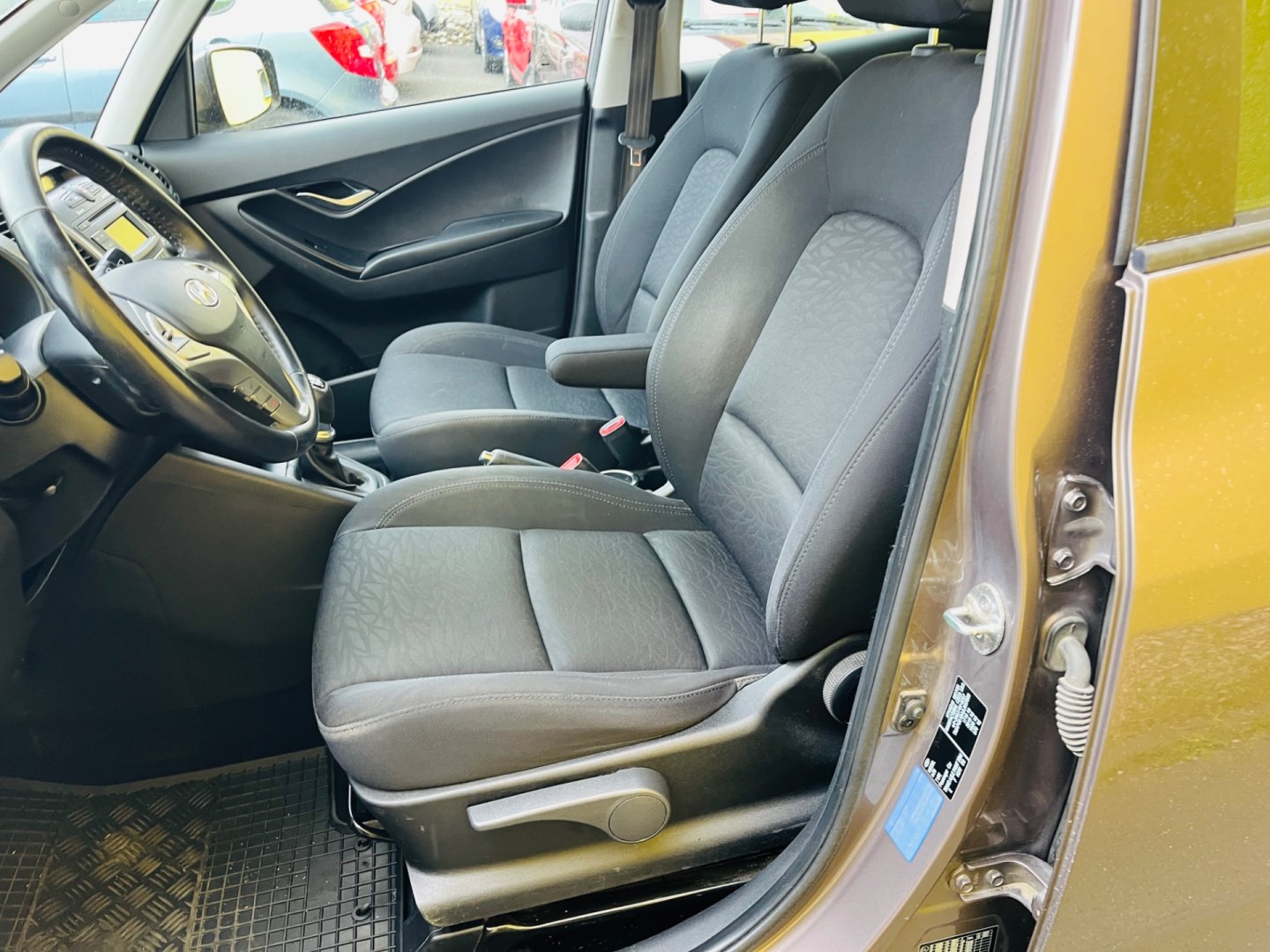 Hyundai ix20 1.6 i BENZÍN 91 kW ALU KOLA