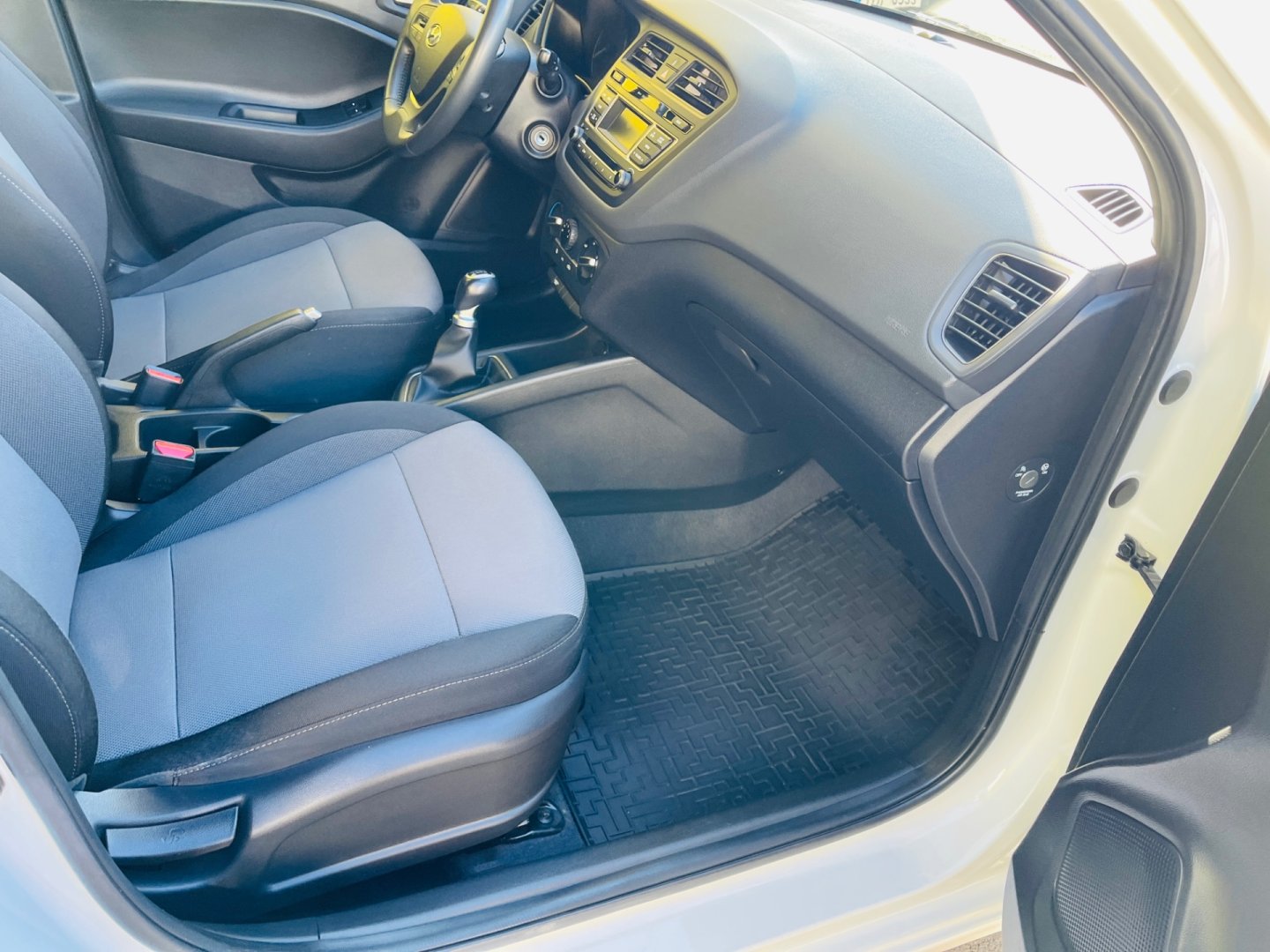 Hyundai i20 1.2 i BENZÍN VYHŘEV SEDADEL GO