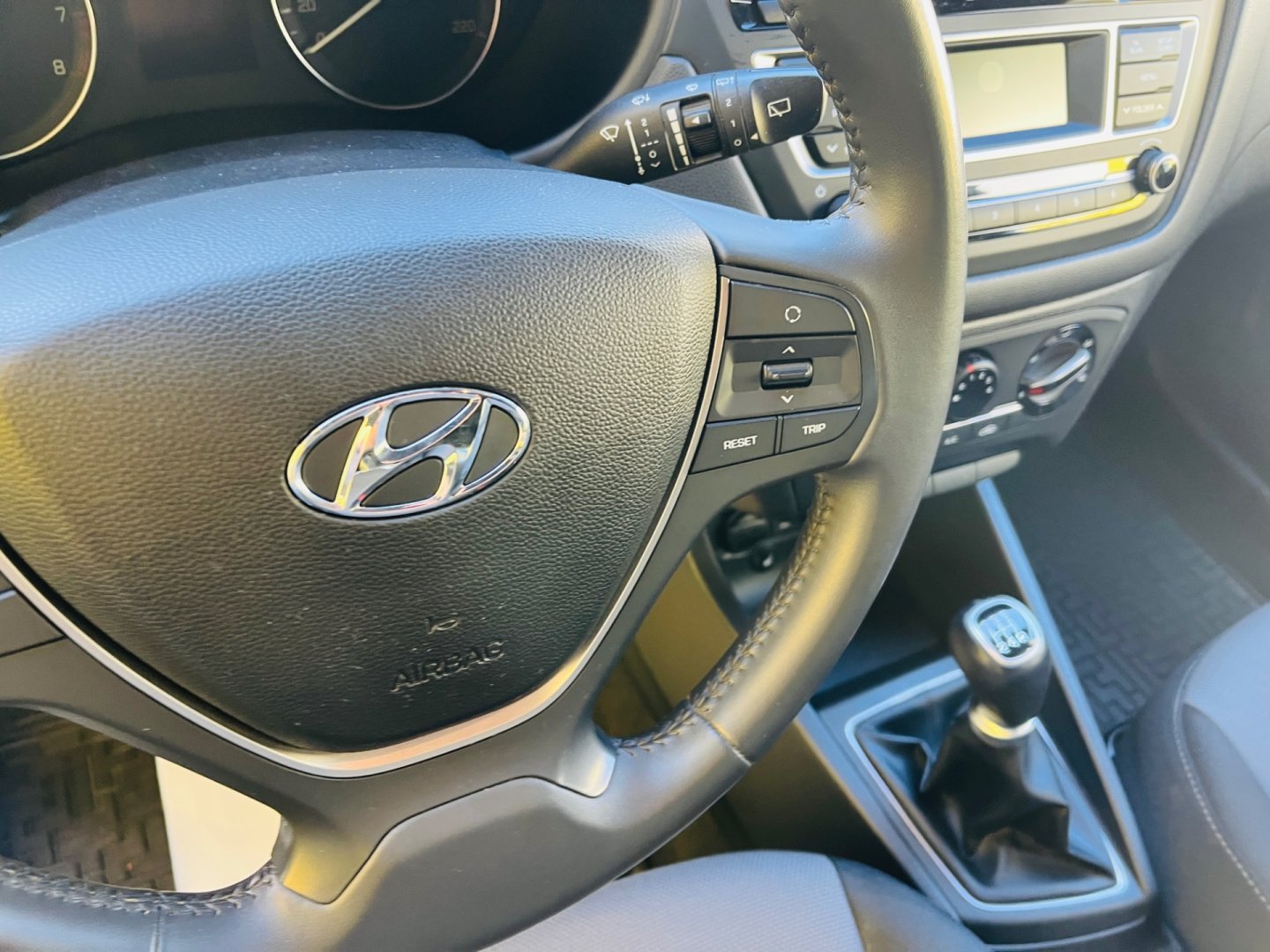 Hyundai i20 1.2 i BENZÍN VYHŘEV SEDADEL GO